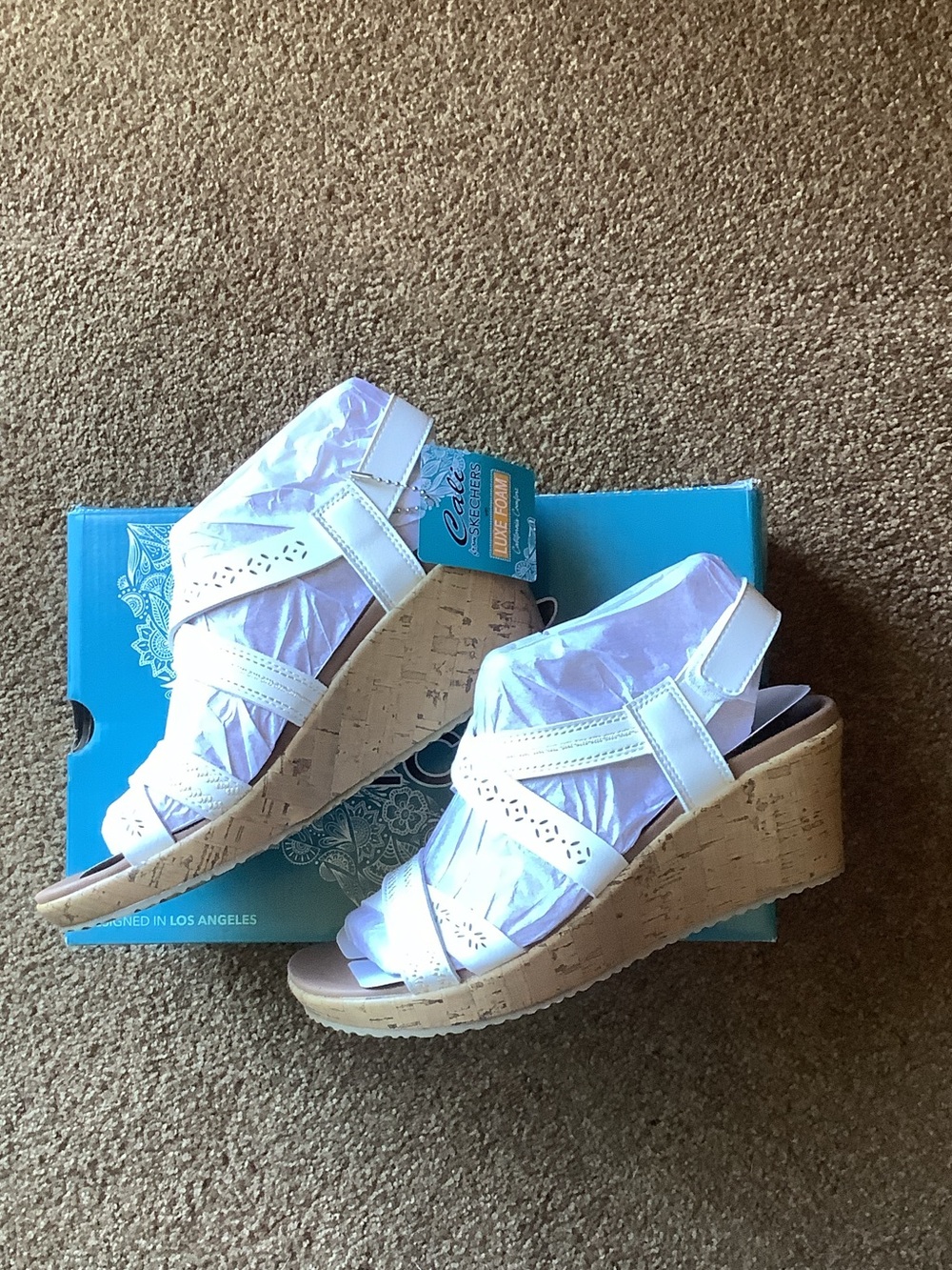 New in Box - Skechers Cali Beverlee Delicate Glow Wedge Sandal - White size 7 - Picture 2 of 6